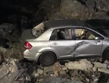 Hράκλειο: Τροχαίο με απεγκλωβισμό - Αυτοκίνητο έπεσε σε βράχια